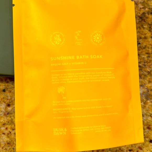 NWT🩷DUSK & DAWN SUNSHINE BATH SOAK WITH RADIANT SUNSHINENE FRAGRANCE- 4 OUNCES - Picture 3 of 3